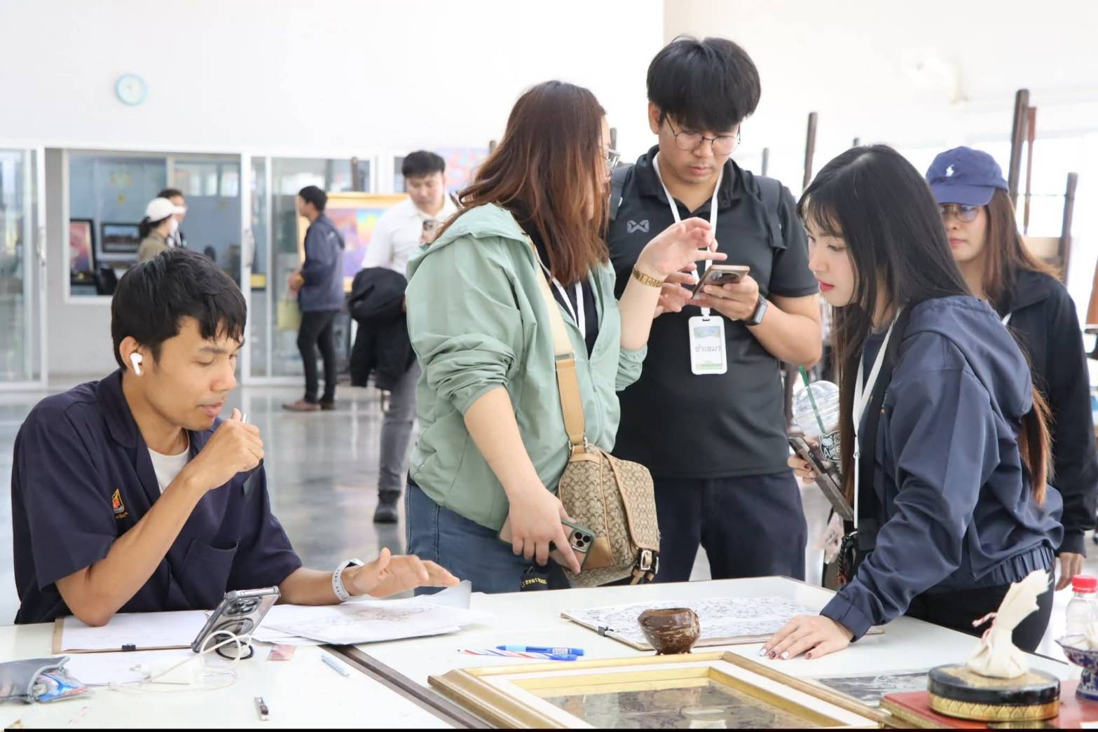 title - นางสาวสิริมา แจ้งกระจ่าง ผู้อำนวยการศูนย์ส่งเสริมและพัฒนาอาชีพเสริมนอกภาคการเกษตร ให้การต้อนรับบุคลากรในโครงการฝึกอบรมเชิงปฏิบัติการ หลักสูตรนักบริหารการชลประทานระดับต้น รุ่นที่ 30 ณ ศูนย์ส่งเสริมและพัฒนาอาชีพเสริมนอกภาคการเกษตร (ศูนย์ศิลปาชีพ บางไทรฯ (เดิม))